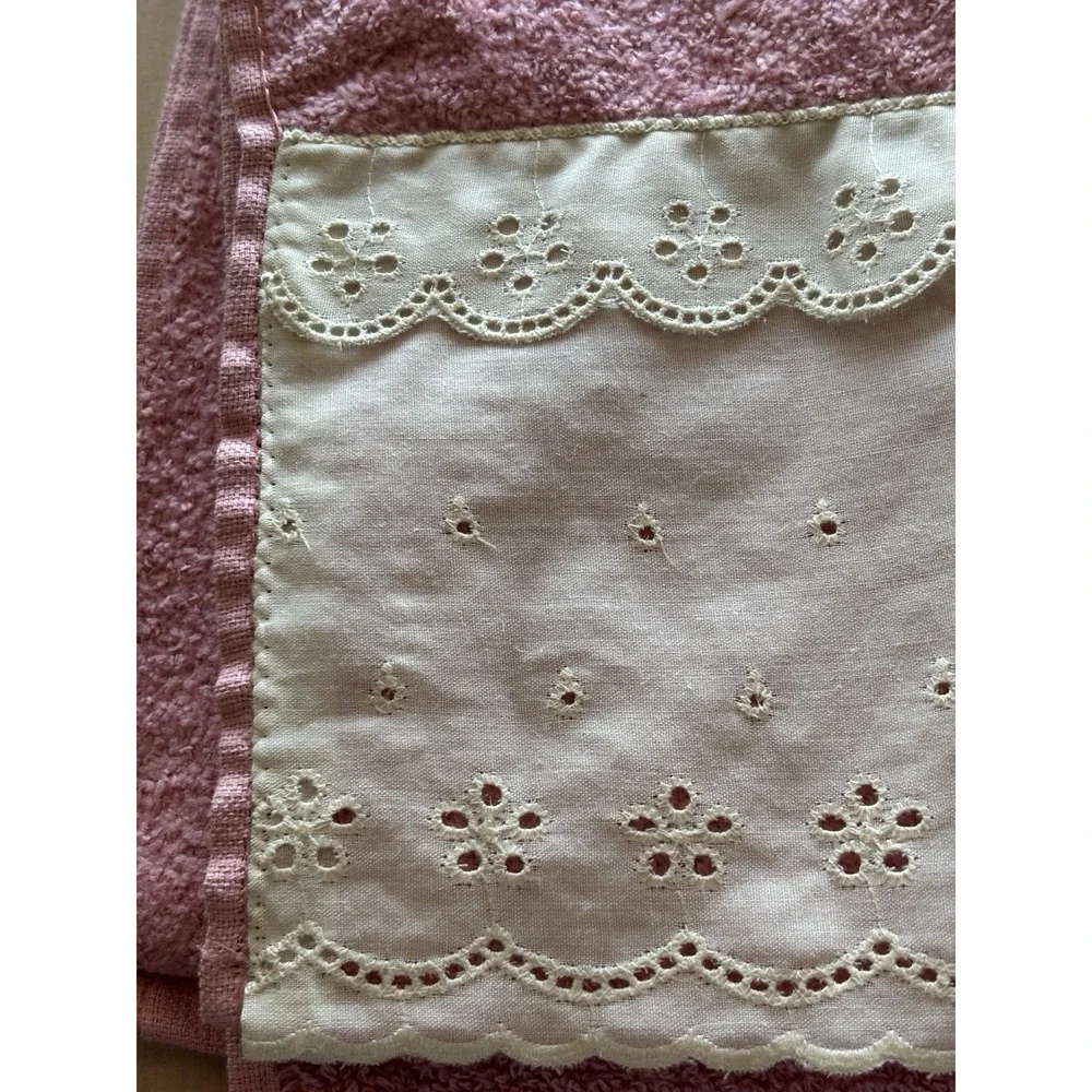 Vintage Pink Cannon Bath Towel Eyelet Lace Band Retro Cottage Granny Chic